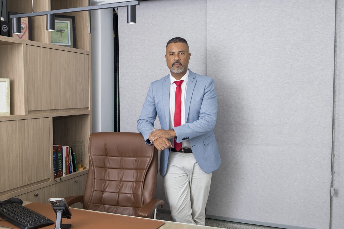 Dr. Humberto em sua sala no escritório