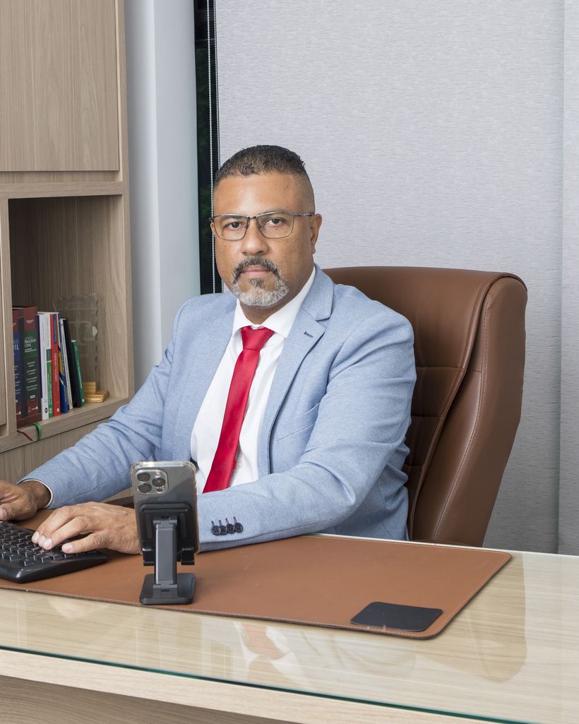Dr. Humberto Carvalho Terraciano em seu escritório